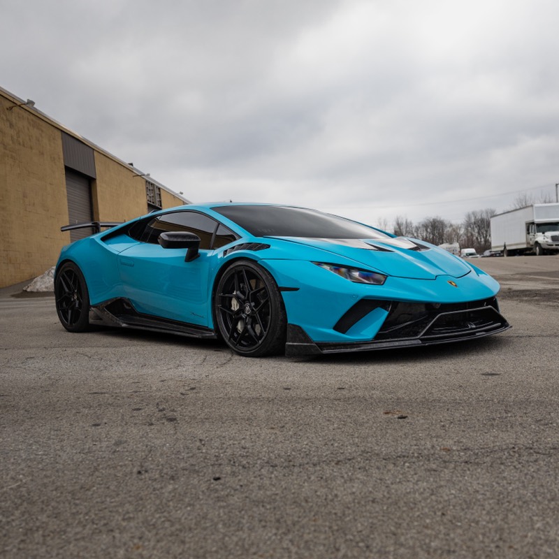Blue Lamborghini Huracán, front three-quarter view